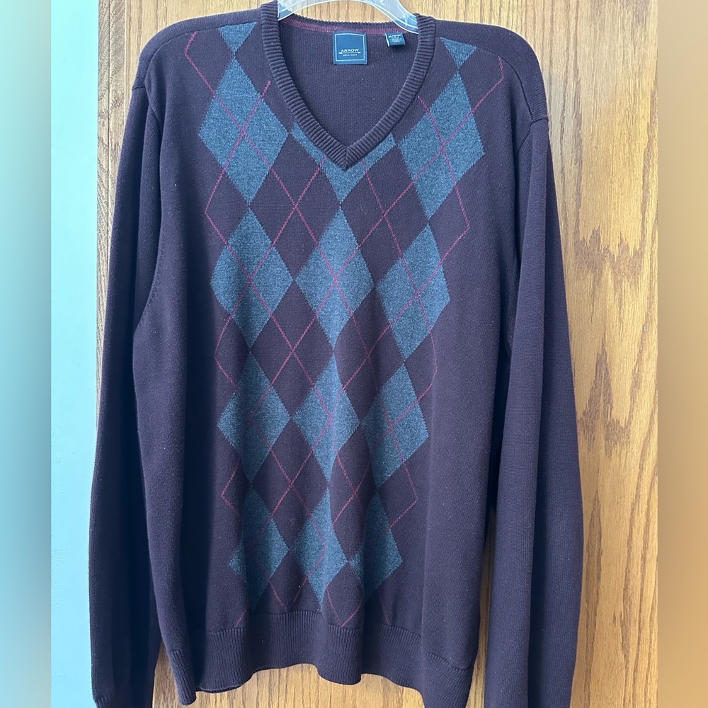 Men’s fine gauge vneck argyle sweater.Maroon/charcoal gray. Arrow Brand